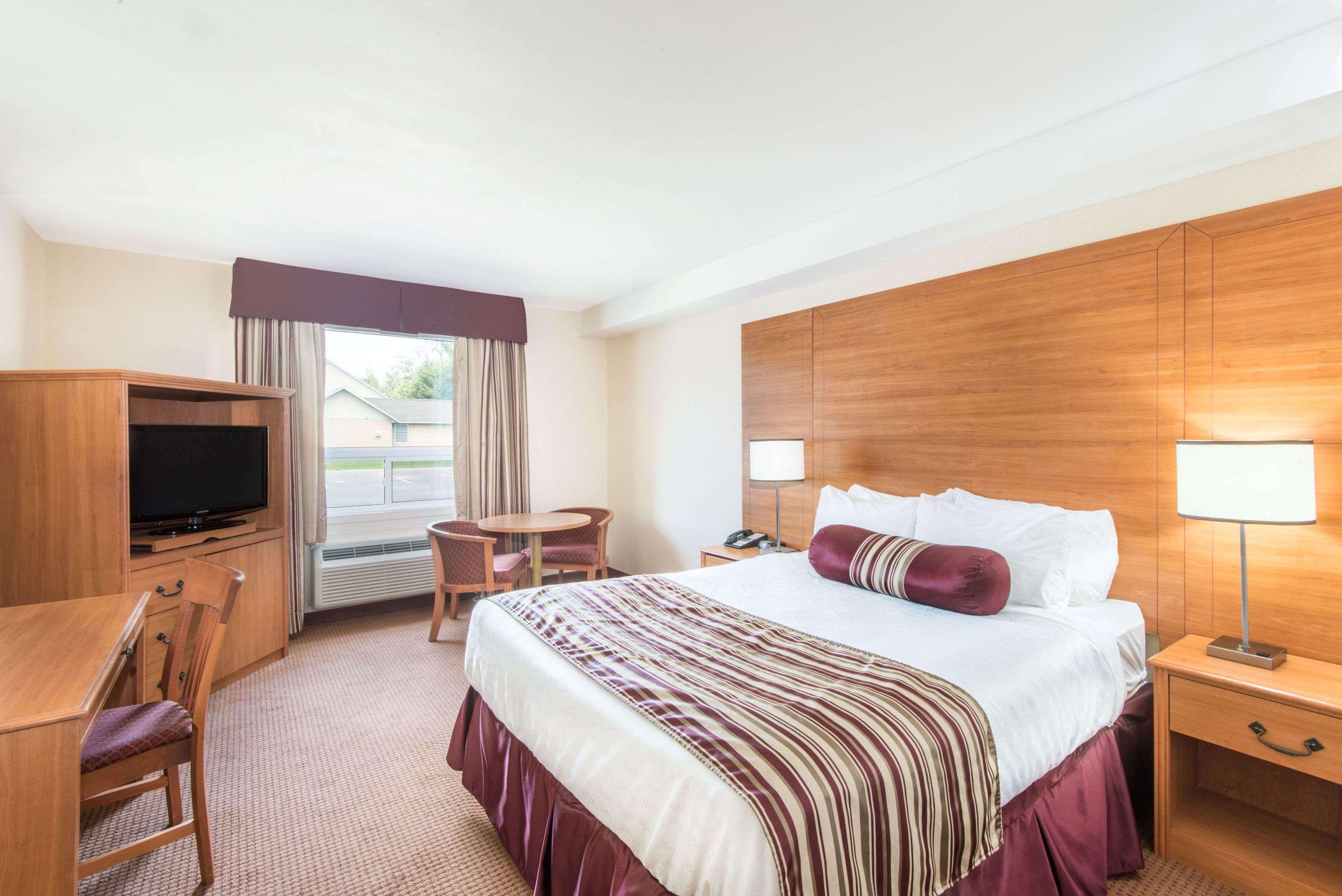 Super 8 By Wyndham Cornwall On Exterior foto