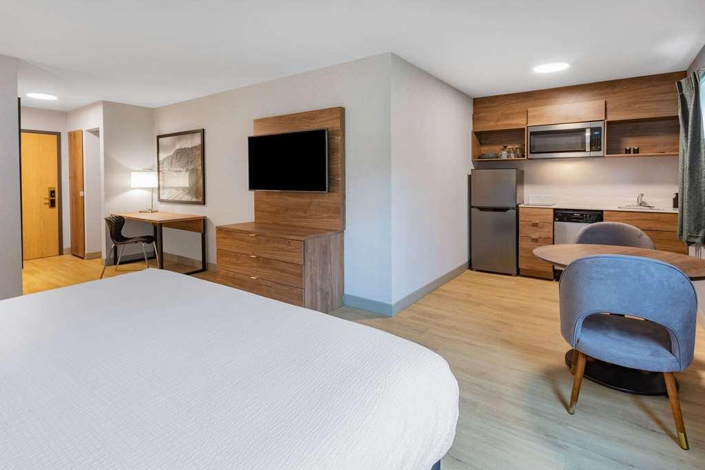 Super 8 By Wyndham Cornwall On Quarto foto