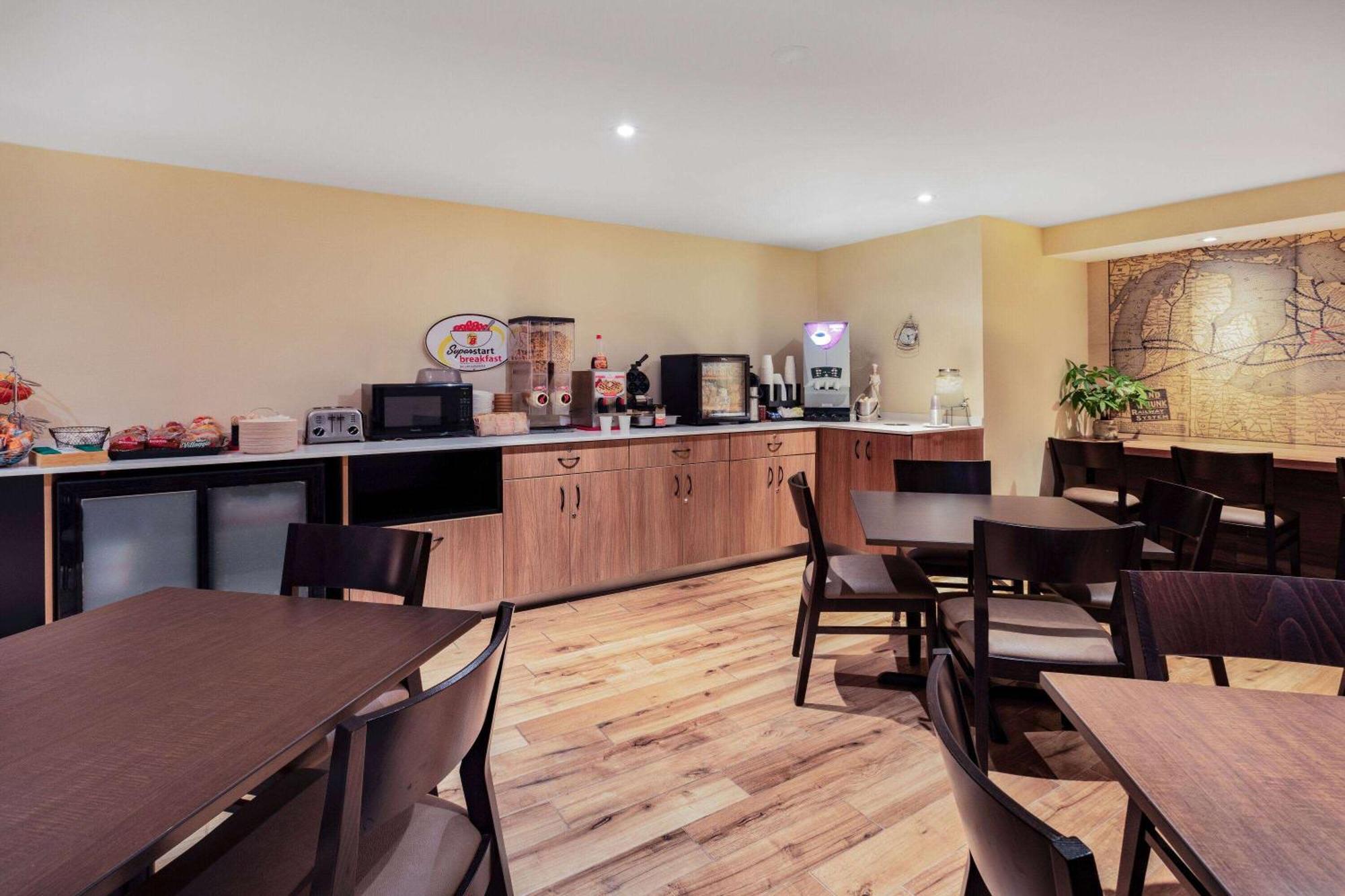 Super 8 By Wyndham Cornwall On Exterior foto