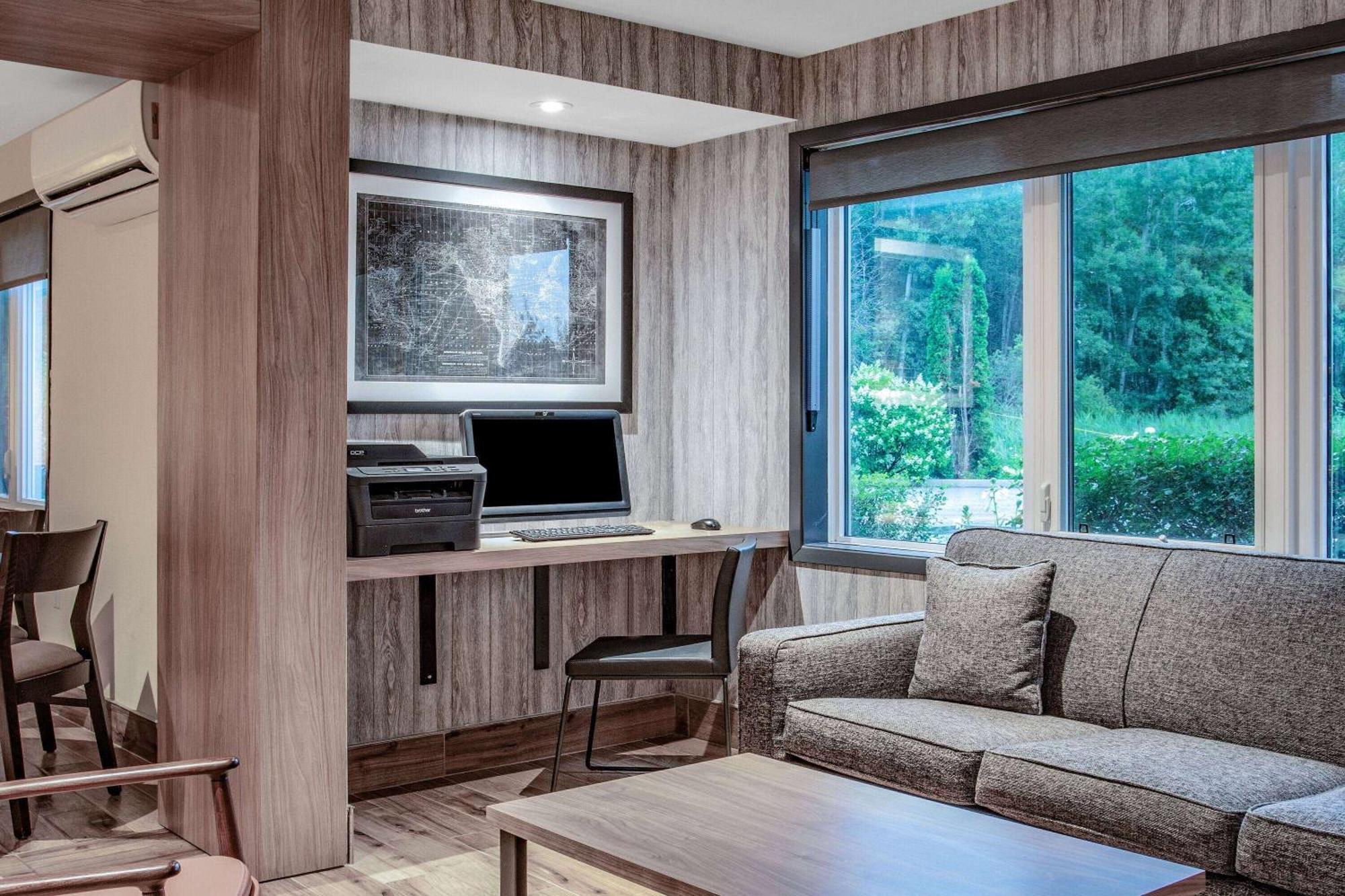 Super 8 By Wyndham Cornwall On Exterior foto