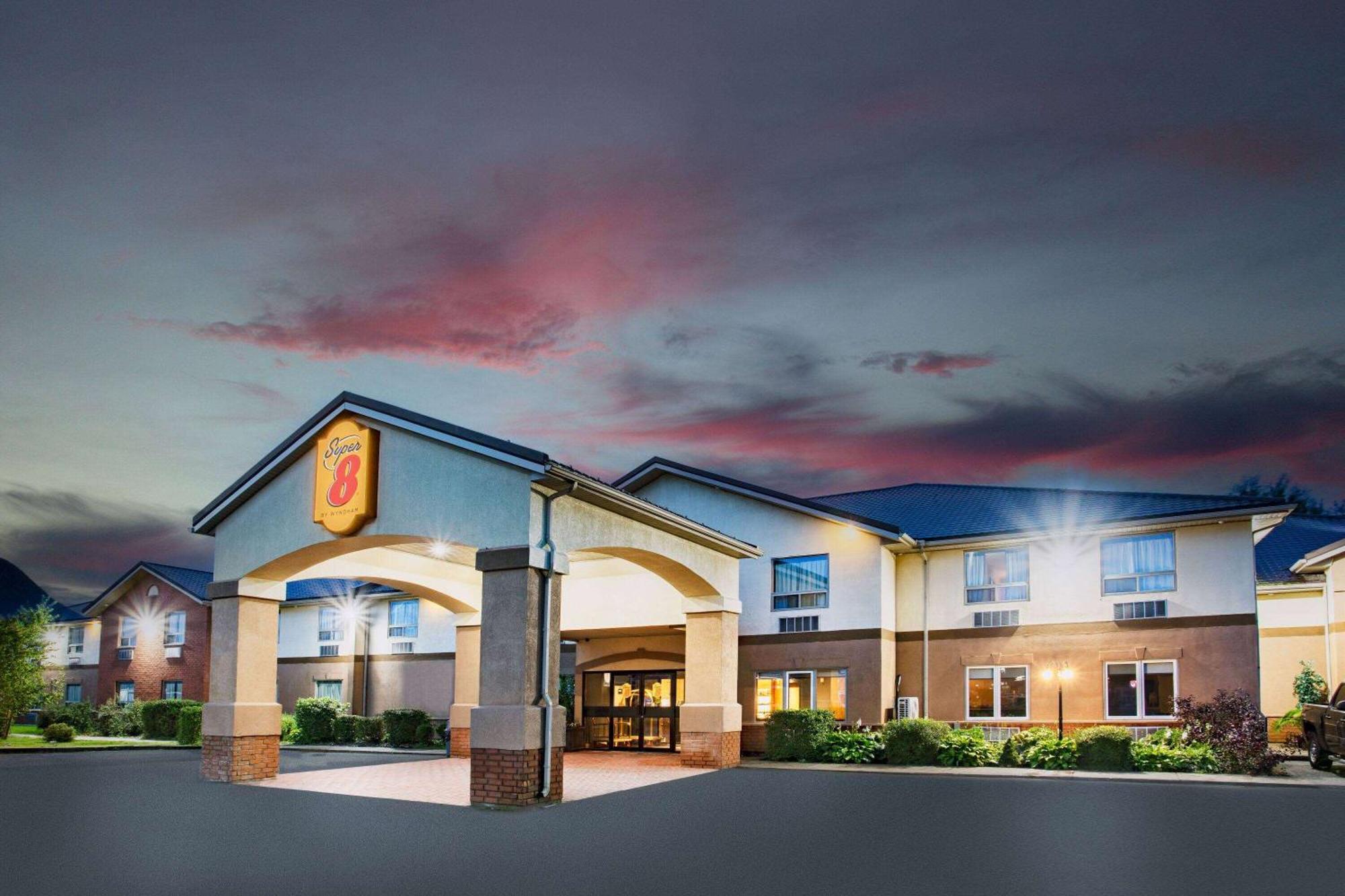 Super 8 By Wyndham Cornwall On Exterior foto