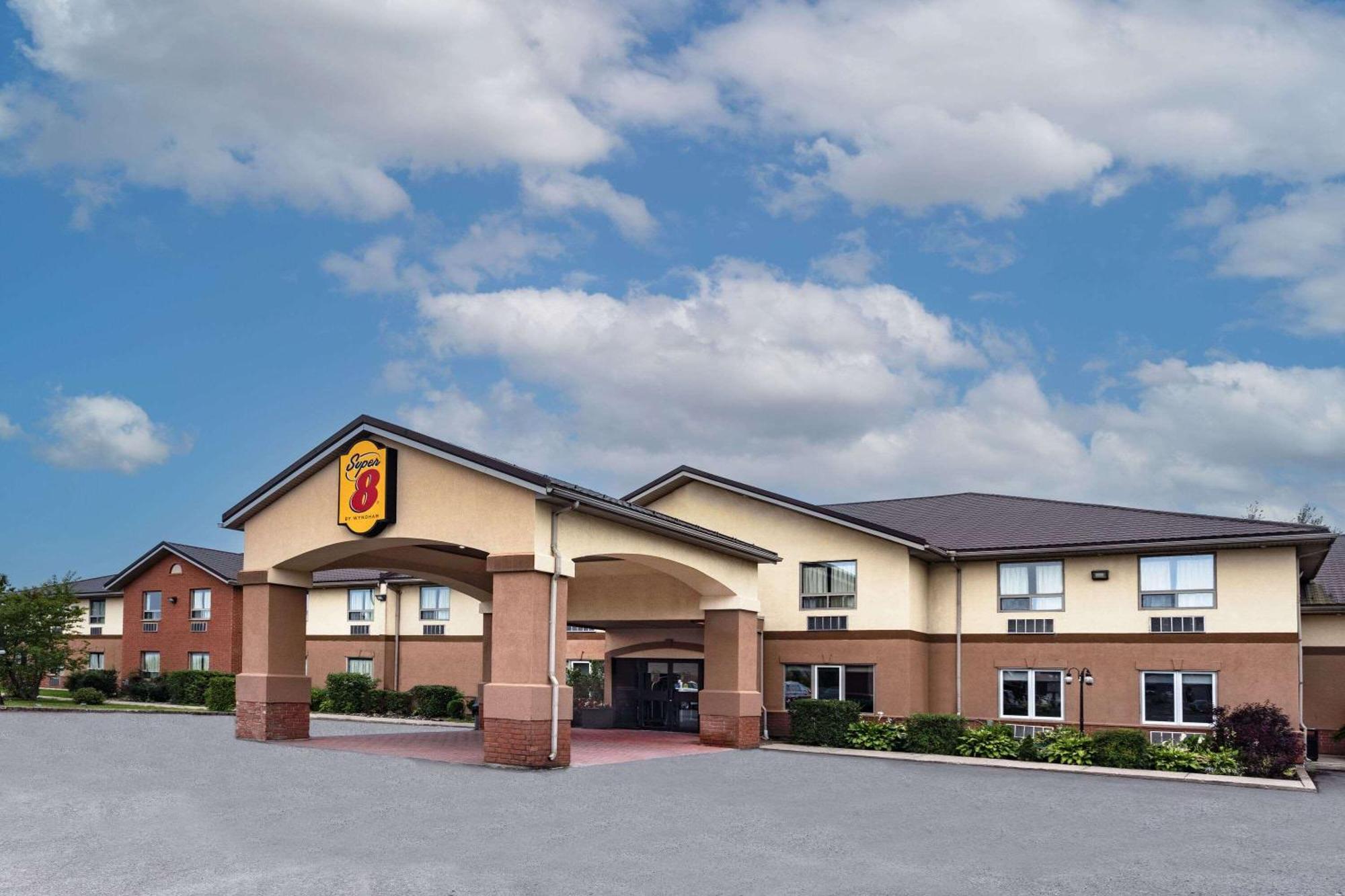 Super 8 By Wyndham Cornwall On Exterior foto