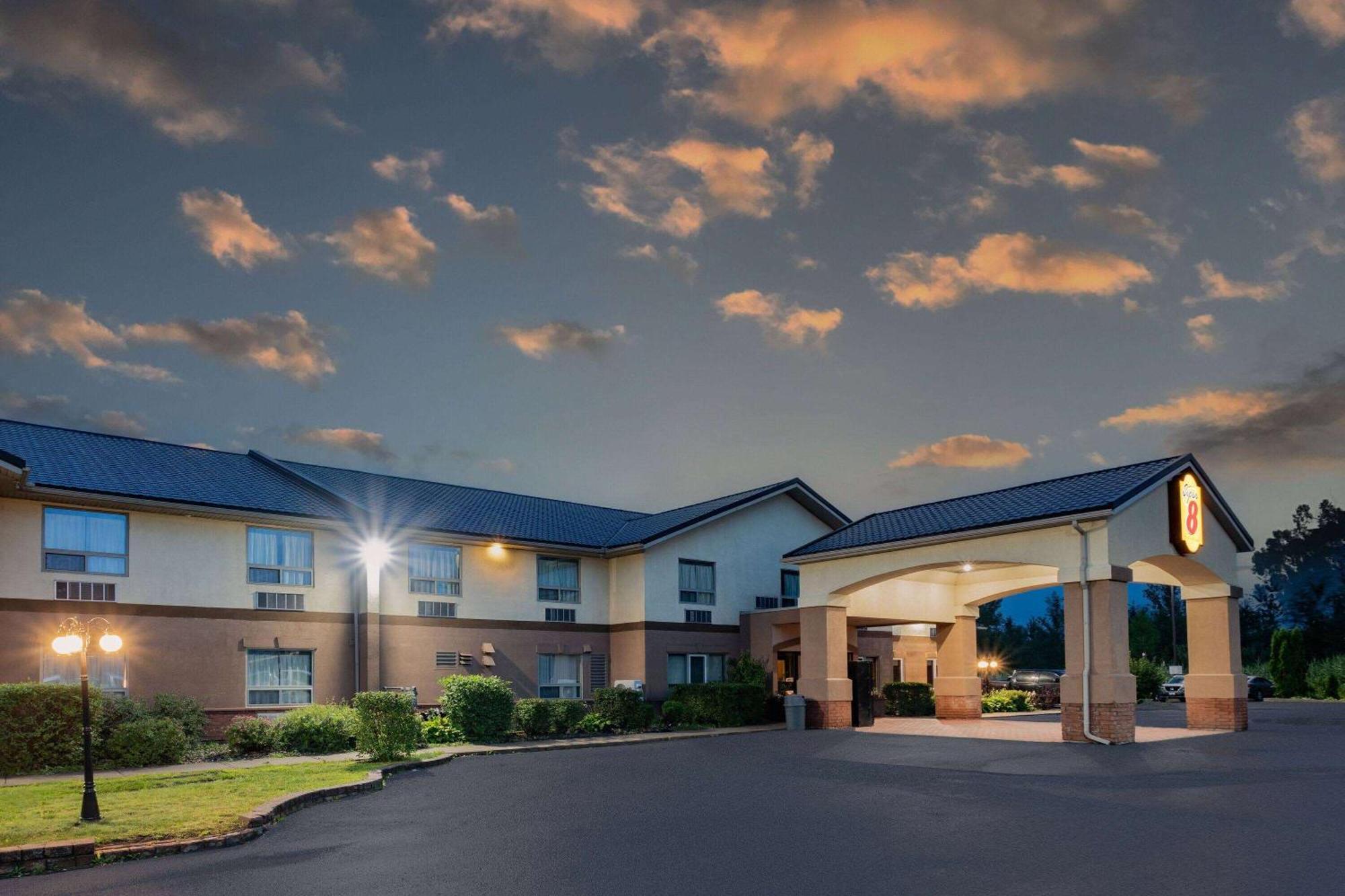 Super 8 By Wyndham Cornwall On Exterior foto